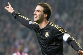 开云官网首页 -羽毛球赛场焦点！俄罗斯队对阵葡萄牙队，主力缺阵，替补球员挺身而出